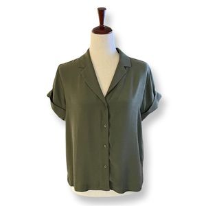 Banana Republic Short Sleeve Button Up Relaxed Fit Blouse Rayon Olive Green S